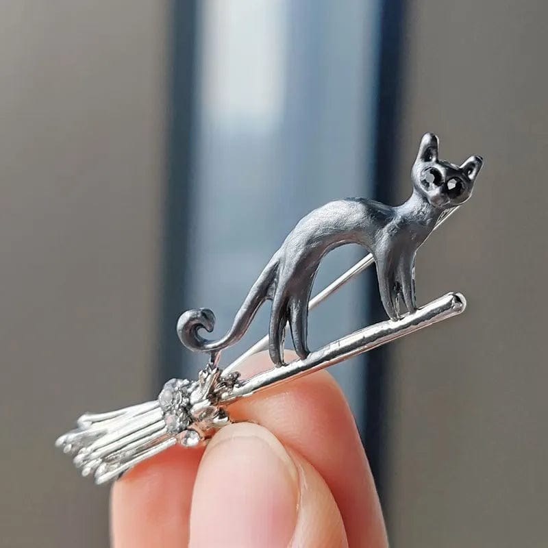 Whimsical Enamel Cat Riding Magic Broomstick Brooch: Fashionable Cartoon Animal Pin Badge for Women and Men – Unique Clothing Accessory and Jewelry