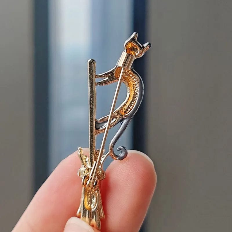 Whimsical Enamel Cat Riding Magic Broomstick Brooch: Fashionable Cartoon Animal Pin Badge for Women and Men – Unique Clothing Accessory and Jewelry